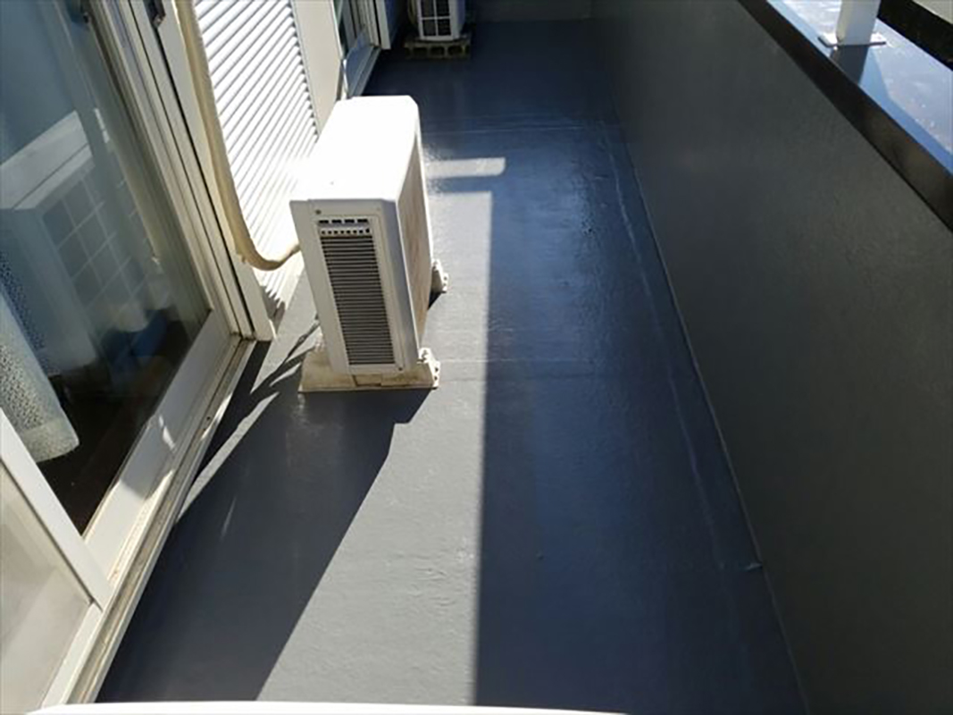 ベランダの防水工事が完了しました！  ベランダの床も雨や風がだけでなく日当たりが良い箇所にもなるので紫外線からの劣化もあります。  意外とベランダからの雨漏りも多い事もあるので塗り替えの際はベランダ部分も塗り替えをおススメしております！