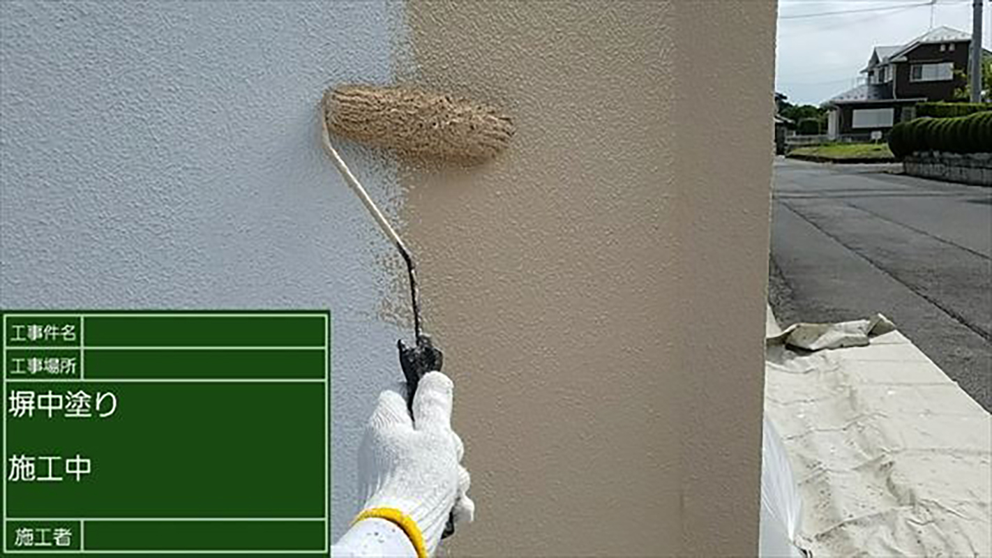 塀塗装の中塗りの様子です。  塀を塗るときには、透湿性の高い塗料がお勧めです。  塀は下からの水分の吸い上げがあり、フクレが出やすい所になります。  そのため透湿性の高い塗料で水分を外に、放出してあげる必要があります。