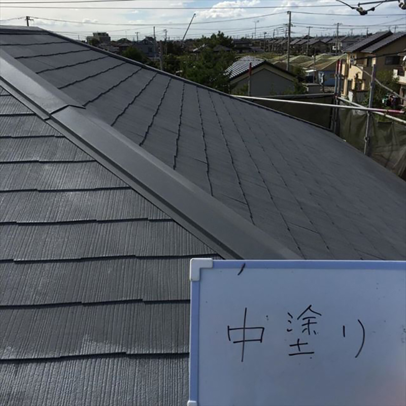 屋根の中塗りの様子です。  今回は日進産業のGAINAを使用しました。  GAINAは非常に断熱性能が高く、一度塗れば10年以上はその効果が持続するので、とても、光熱費を抑える事が出来ます。