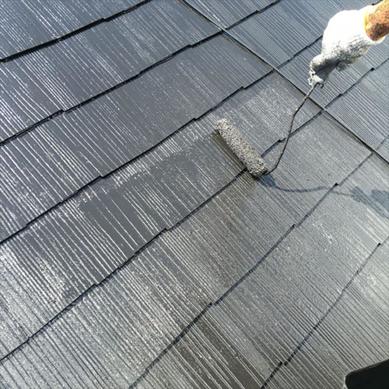 屋根の上塗りの施工の施工です。こちらも中塗り同様に塗布量をしっかり守り施工いたしました。