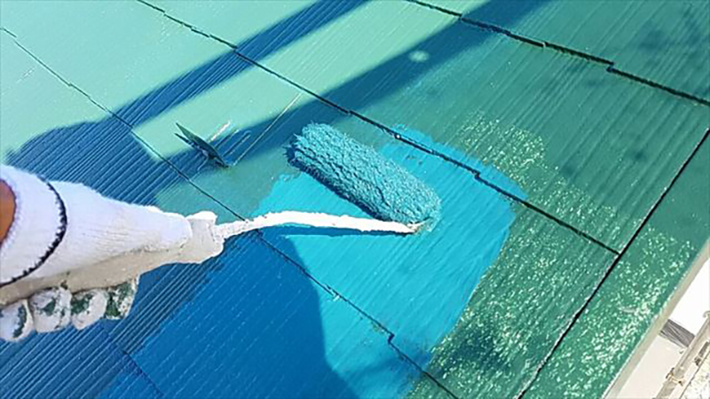 屋根の上塗りになります。  屋根に塗った塗料が色が濃いので、ムラや塗り残しができないように注意し施工いたしました。
