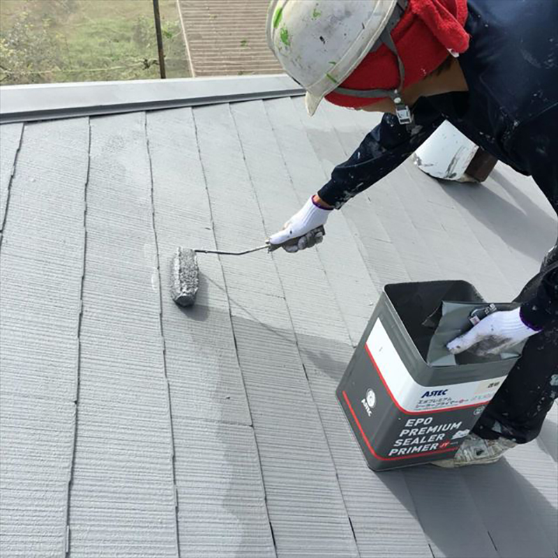 屋根の上塗り1回目の様子です。  今回の屋根の上塗りは、GAINAを使用していますので、断熱効果が高いです。  夏場は非常に効果を発揮してくれます。