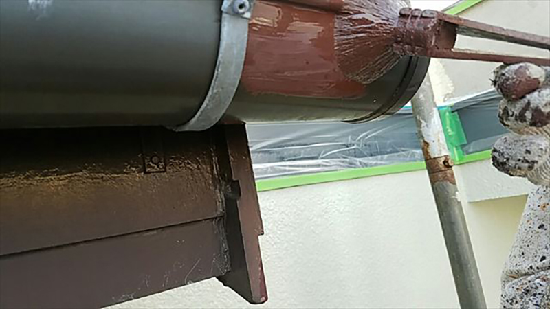 雨樋の一回目の塗装になります。  破風板と同じ材料を使用しているので、破風板の乾燥を待っている間に雨樋の塗装を行いました。