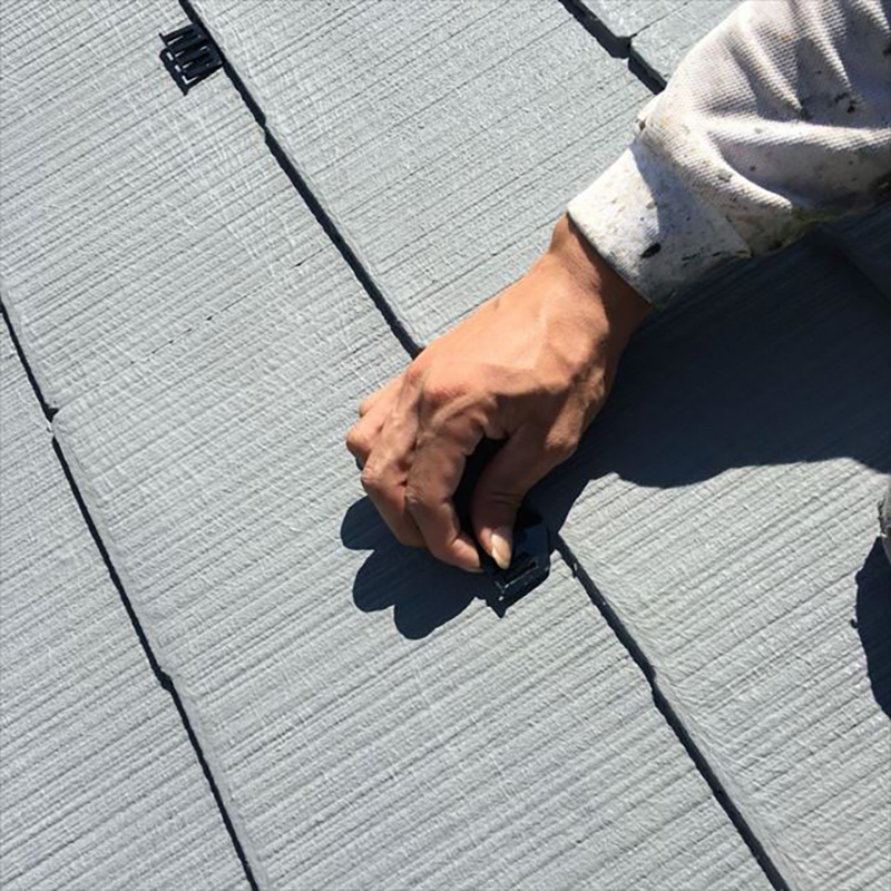 タスペーサー取付の様子です。  今回は、屋根の上塗り材がGAINAなので、中塗りが終わってから挿入しました。