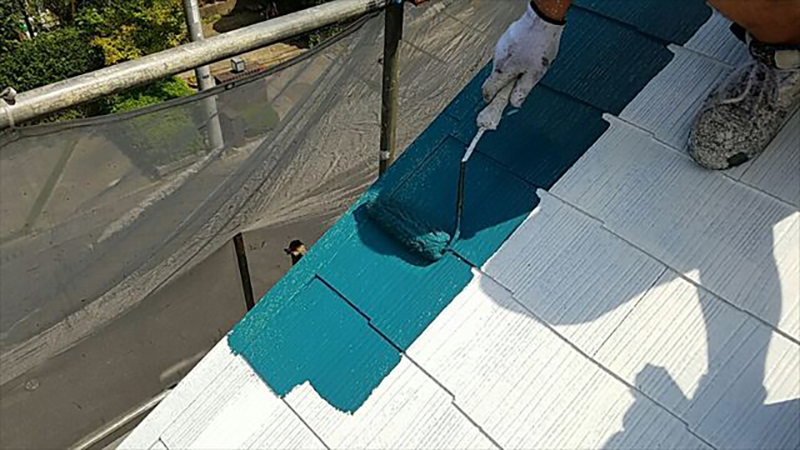 屋根の中塗りになります。  今回土浦の物件に使用した材料は、屋根用のハイブリットシリコンで施工させていただきました。
