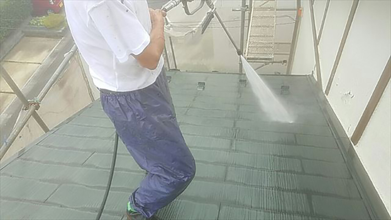 土浦市で、屋根、外壁の塗装工事を行いました。  塗装前に、コケや汚れを高圧洗浄機で水洗いを行いました。