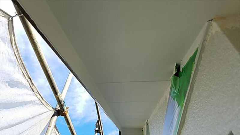 軒天の二回目の塗装完了になります。  軒天には湿気などが溜まりやすいので、防カビの塗料を使用し施工いたしております。