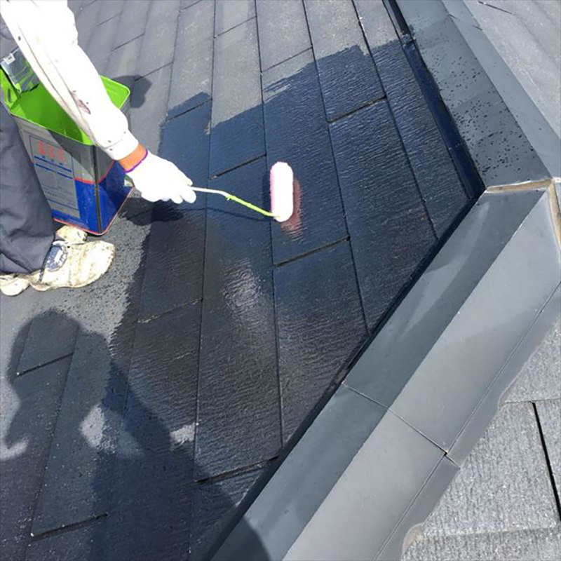 屋根のスレート部分の下塗りになります。  このスレート部分は、スポンジのように、下塗り剤を吸収してしまうので、2回下塗りを塗装します。