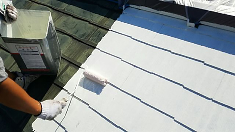 屋根の下塗りになります。  屋根の下塗りには、遮熱性能のある下塗りを使い紫外線から屋根を守っていきます。