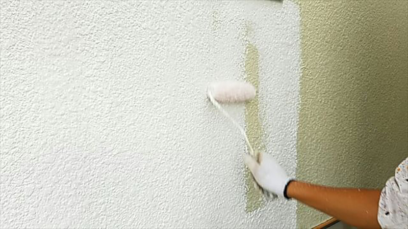 外壁の下塗りになります。  下塗りには補修個所の下塗りと同じのを使用し、ヘヤークラックなどを埋めるため今回の下塗りにはフィラーを使用しました。