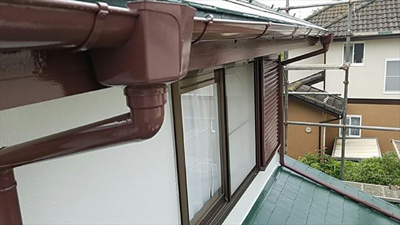 雨樋の二回目の塗装完了になります。  破風板同様に、二回塗装を行い適切な塗料の厚みを形成し綺麗に施工いたしました。