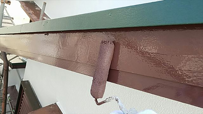 破風板の二回目の塗装になります。  一回目同様に、塗り継ぎ目に注意して施工いたしました。