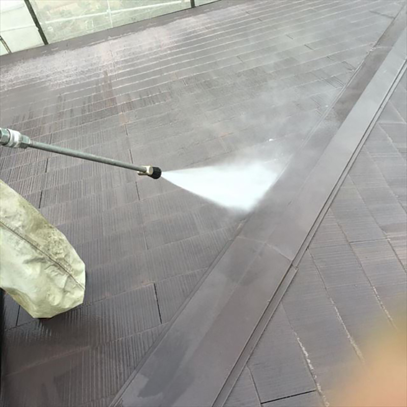 屋根の高圧洗浄の様子です。  長年の汚れを落していきます。