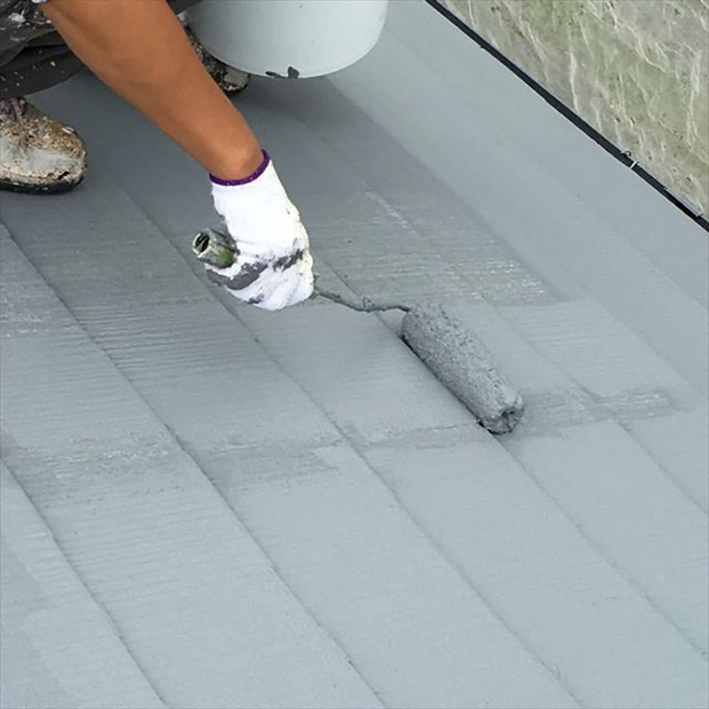 屋根の上塗りの様子です。  GAINAはきちんと塗布量を守らないと断熱効果が発揮できないので、大量に塗らせて頂きました。