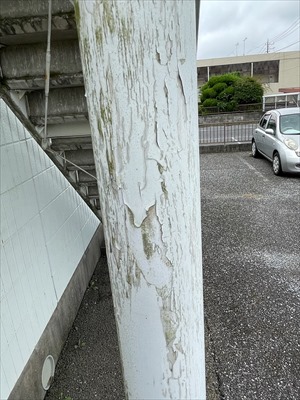 階段設置のための柱の写真、塗装が剥がれている