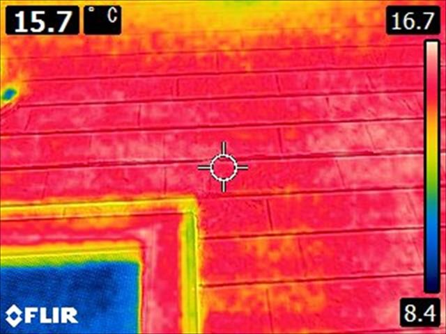 調査をおこなったのは1月でしたが、サッシ周りはひんやり、外壁は真っ赤でした。夏場は更に熱くなりそうです。