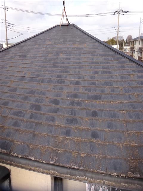 かすみがうら市屋根塗装現場、スレート屋根の様子です。かなり傷んでいますね。