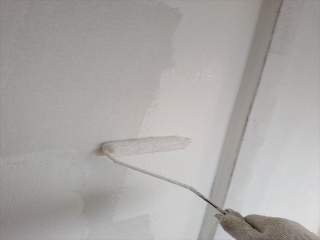 室内壁の2回め塗装