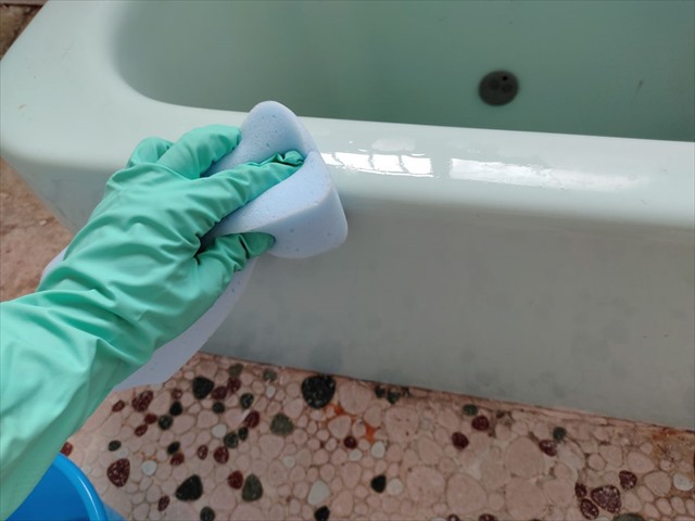 土浦市で浴槽を塗装でリフォーム！塗装のための下準備をおこないます