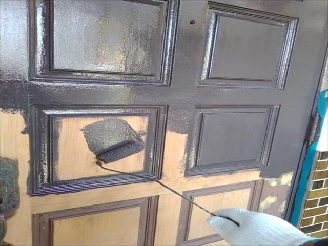土浦市、塗膜が剥げてボロボロの玄関ドアを塗装してお客様をお出迎え出来る玄関に