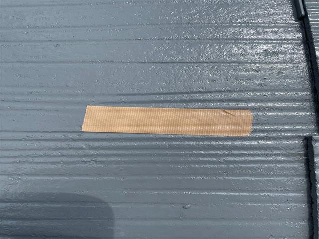 スレート屋根の塗膜チェックです。ガムテープを貼って剥がしていきます。