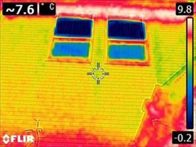 サーモグラフィーでみた窓が2つある外壁の様子