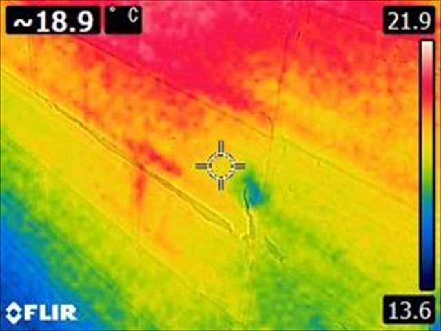 同サーモグラフィ写真、亀裂部分が青く点がはいっている