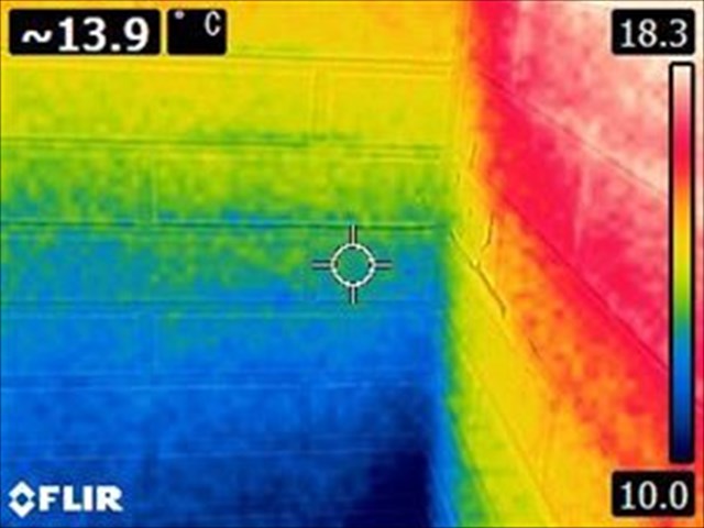 サーモグラフィー写真、左下半分が青くなっている