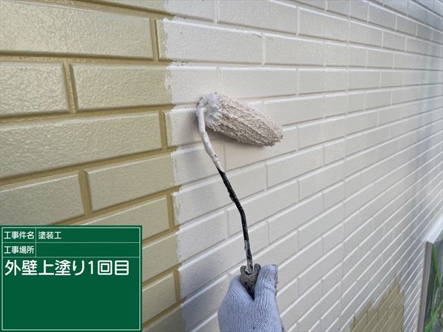 白く塗装されている外壁
