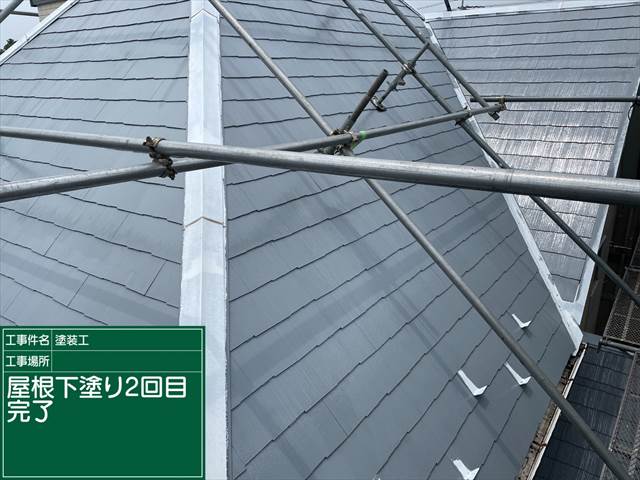 下塗り2回めが完了した屋根。傾斜のある屋根に足場が走っている