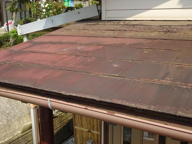 長方形がいくつも並ぶ屋根。薄い屋根は苔やホコリで汚れている