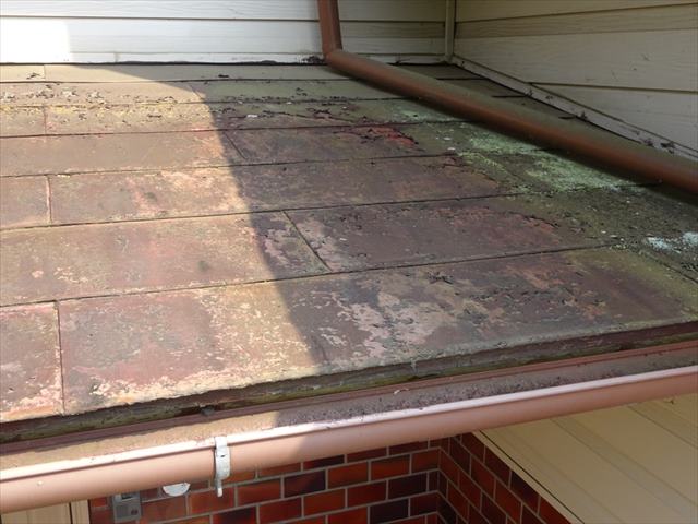 苔がびっしりついてまだら模様になっている屋根