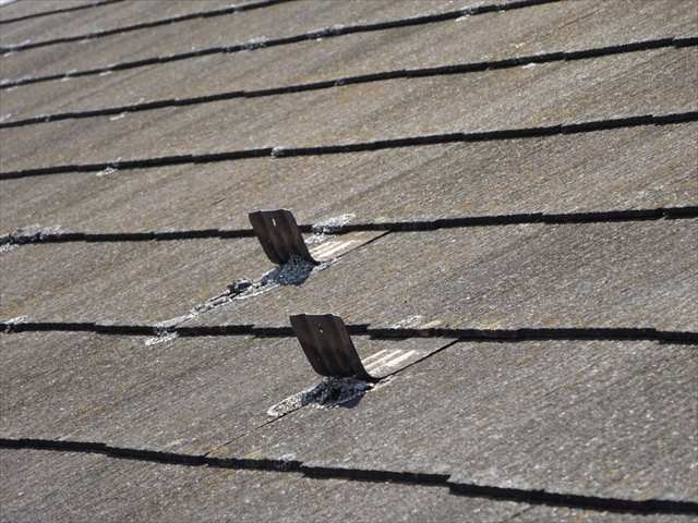 小美玉市で現地調査。スレート屋根が割れて色褪せています！