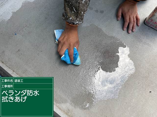 石岡市のベランダ、表面が摩耗してガラス繊維がみえています！塗装して雨漏り防止！
