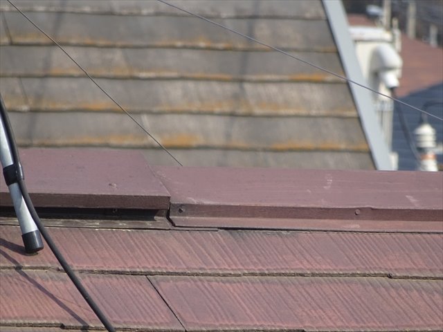 棟板金と屋根の間に隙間が