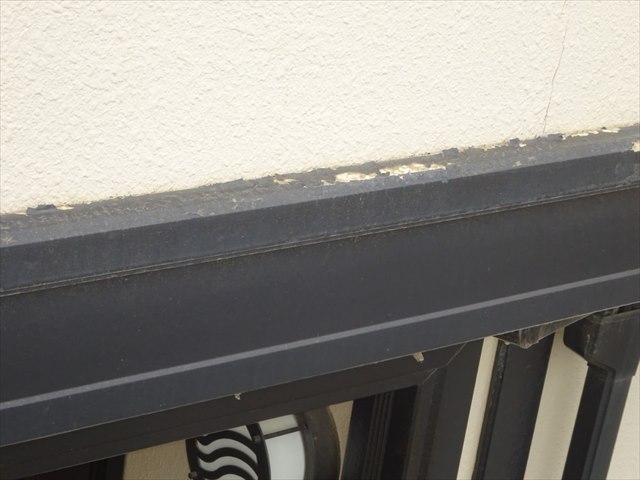 帯板と外壁のラインもガタガタで剥がれが出ている