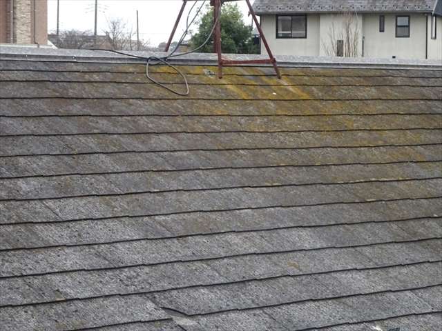 瓦は欠け、苔だらけだったスレート屋根