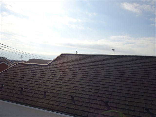 アスファルトシングルの屋根。表面がザラザラしているのが特徴です。