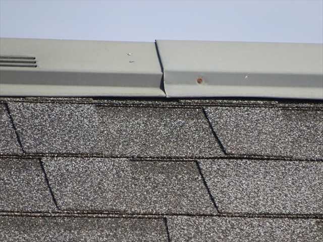石岡市で築8年の家の現地調査。屋根棟板金を支える釘がありません！