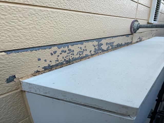 高圧洗浄で古い塗膜が落ちた外壁