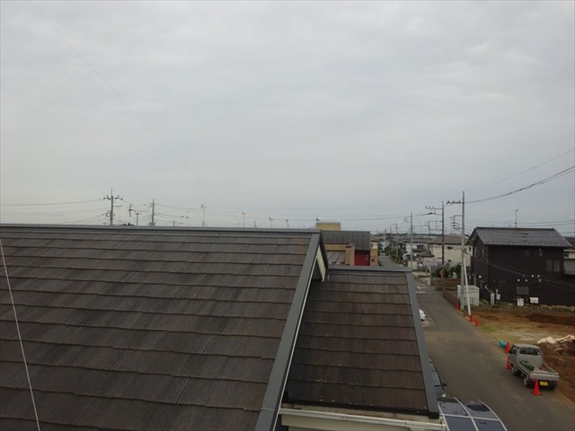 石岡市現地のスレート屋根、暗い空の下でも汚れがわかる