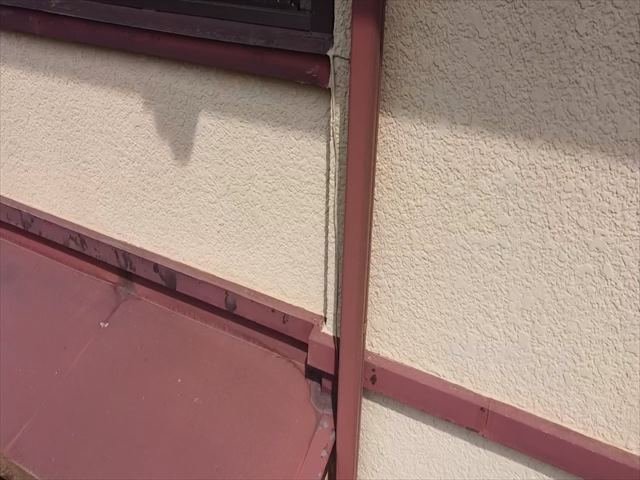 塗膜の劣化した外壁の化粧柱