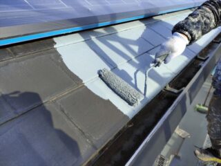 小美玉市でスレート屋根塗装。苔だらけの屋根に雨漏り対策をして遮熱塗装をおこないました