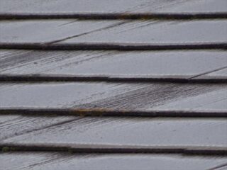 かすみがうら市で築35年のスレート屋根を調査！色褪せて黒く汚れた屋根瓦は雨漏り一歩手前です