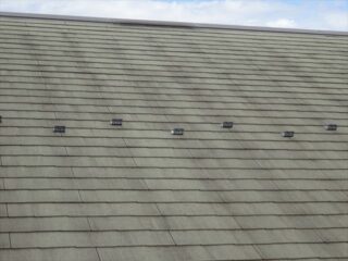 小美玉市で現地調査。7年目のスレート屋根に縞模様が？！