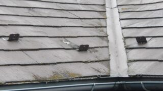 かすみがうら市：塗り替えてもひび割れが目立つスレート屋根をカバー工法で雨漏り対策！