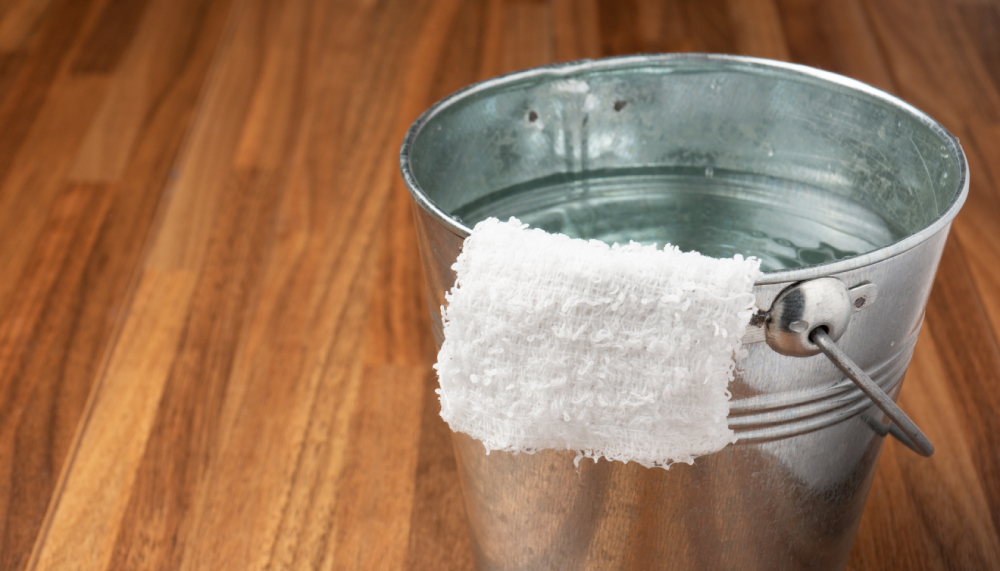 バケツやタオルなどを使って、雨水が床などを濡らさないように対応します